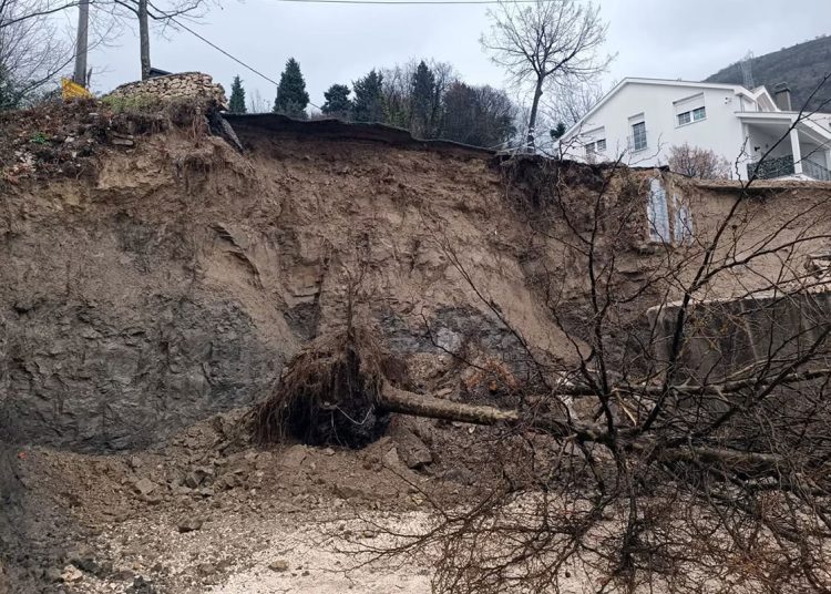 Aktiviralo se klizište u Mostaru: Oštećena cesta prema Gorancima, kuće u opasnosti
