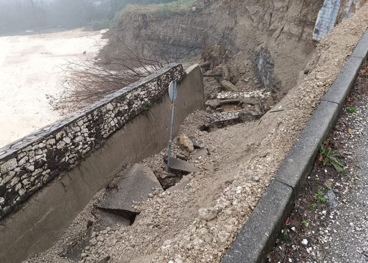 Aktiviralo se klizište u Mostaru: Oštećena cesta prema Gorancima, kuće u opasnosti
