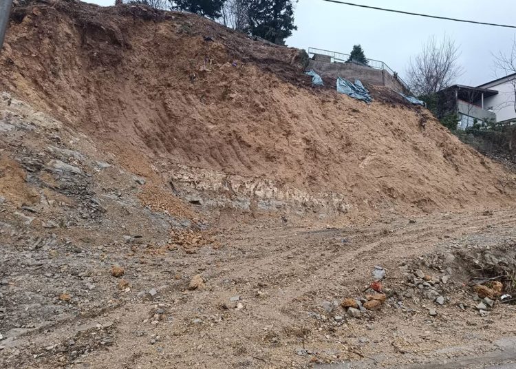 Aktiviralo se klizište u Mostaru: Oštećena cesta prema Gorancima, kuće u opasnosti