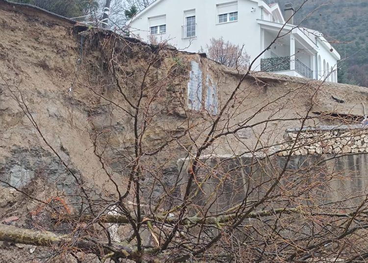 Aktiviralo se klizište u Mostaru: Oštećena cesta prema Gorancima, kuće u opasnosti