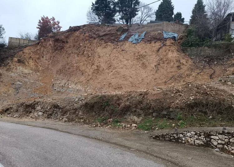 Aktiviralo se klizište u Mostaru: Oštećena cesta prema Gorancima, kuće u opasnosti
