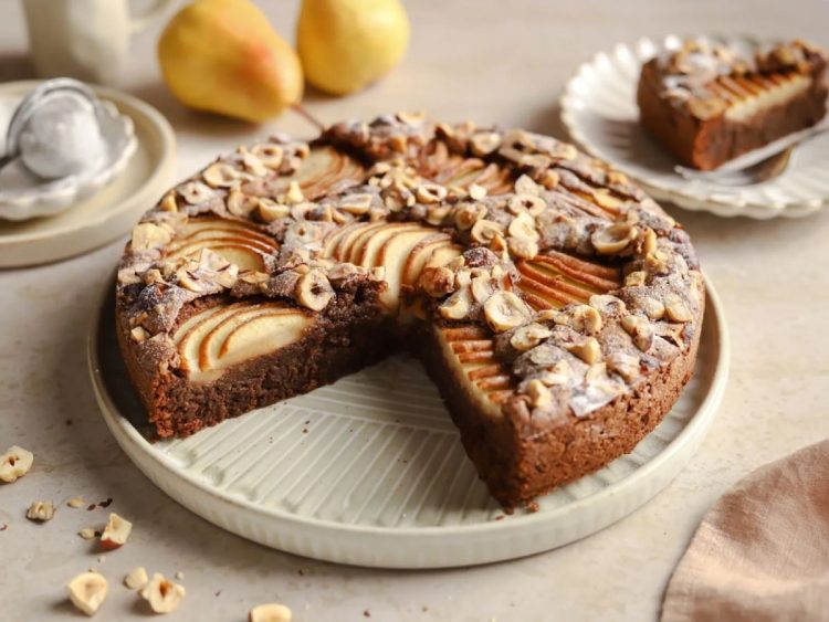 Recept za sočnu čokoladnu tortu s kruškama i bademima