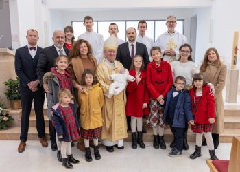 Velika obitelj iz Dugopolja: Stipanovići krstili 15. dijete