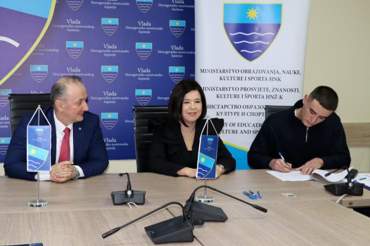 Vlada HNŽ-a potpisala ugovore o stipendijama: Osnovna stipendija povećana na 150 KM