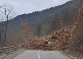 (VIDEO) Veliki odron na cesti Foča – Pljevlja: Dio brda se sručio na kolnik