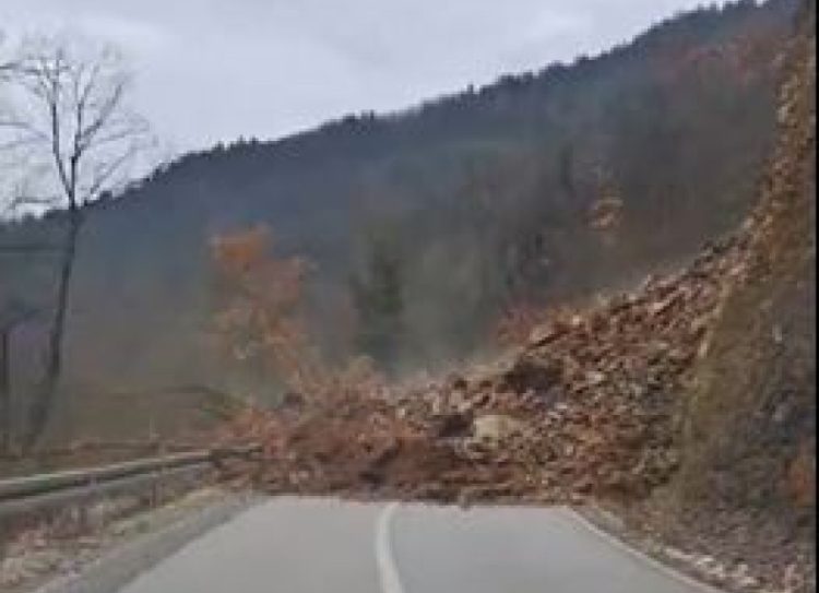 (VIDEO) Veliki odron na cesti Foča – Pljevlja: Dio brda se sručio na kolnik