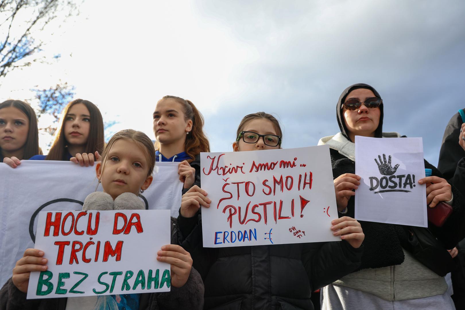 Sarajevo na nogama: Tisuće blokirale cestu nakon tragične tramvajske nesreće Sarajevo na nogama: Tisuće blokirale cestu nakon tragične tramvajske nesreće