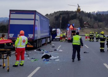Vozač iz BiH u Austriji od siline udara proletio kroz kabinu šlepera