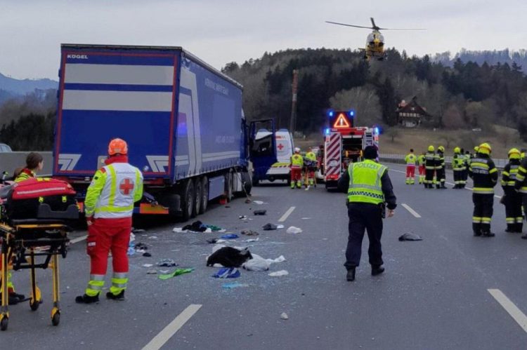 Vozač iz BiH u Austriji od siline udara proletio kroz kabinu šlepera