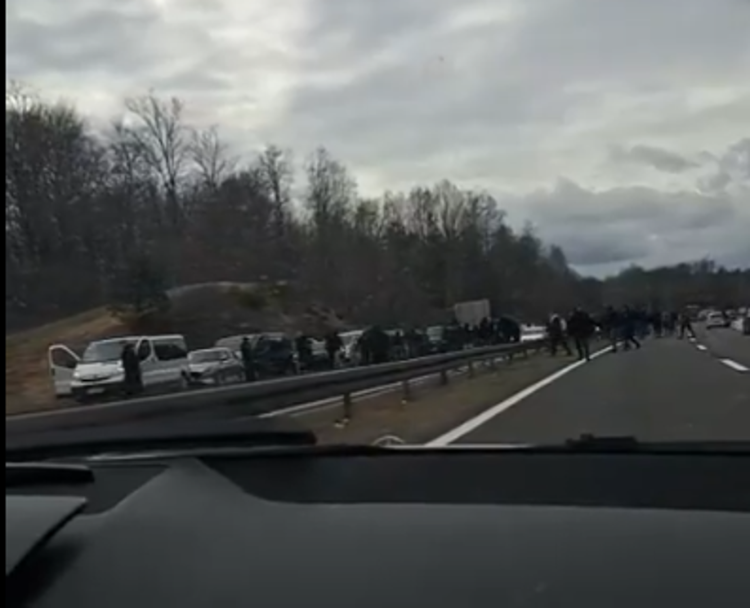 (VIDEO) Novi sukob navijača na autocesti A1: Policija zaustavila Torcidu i Ultrase