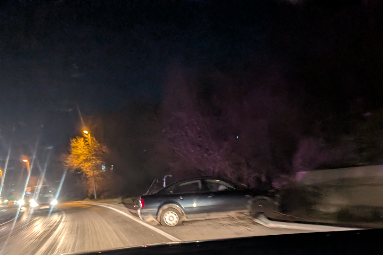 Prometna nesreća u Pologu: Vozilom oborio stup javne rasvjete