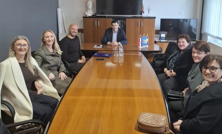 Sastanak s gradonačelnikom Širokog Brijega: MZ Mokro kreće u projekt nadogradnje učionica i dvorane Sastanak s gradonačelnikom Širokog Brijega: MZ Mokro kreće u projekt nadogradnje učionica i dvorane