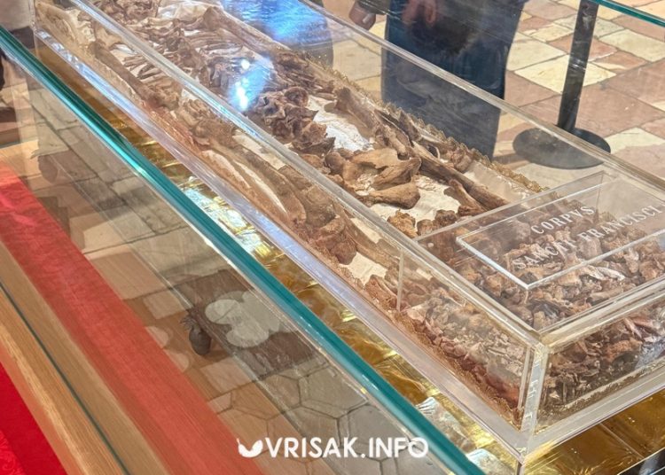 Framaši iz Širokog Brijega pred relikvijama svetog Franje u Asizu