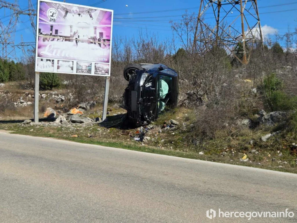 Automobil se prevrnuo na cesti Mostar – Čitluk u mjestu Kruševo Automobil se prevrnuo na cesti Mostar – Čitluk u mjestu Kruševo