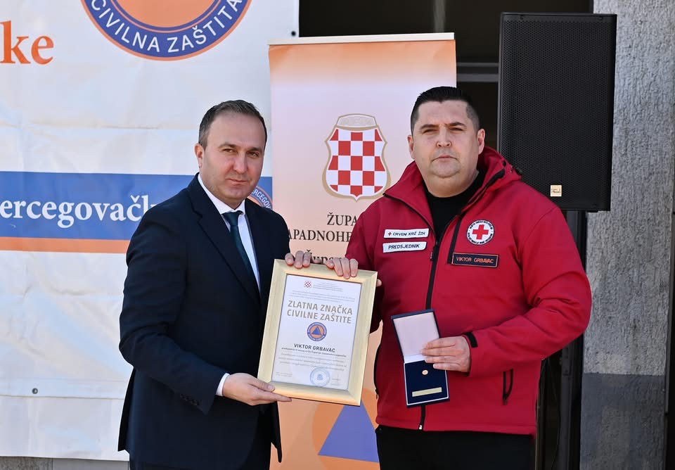 Viktor Grbavac dobitnik “Zlatne značke”, gerontodomaćice i njegovateljice iz Posušja nagrađene zahvalnicama Civilne zaštite ŽZH Viktor Grbavac dobitnik “Zlatne značke”, gerontodomaćice i njegovateljice iz Posušja nagrađene zahvalnicama Civilne zaštite ŽZH
