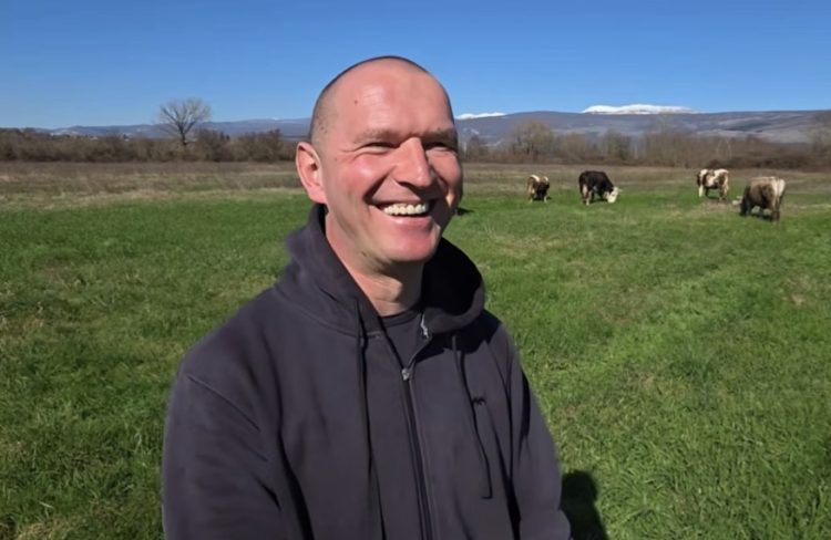 (VIDEO) Mladi Širokobriježanin s dva posla: Toni Zelenika danju s kravama na Blatu, noću u pekari