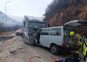 Jedna osoba poginula, osam povrijeđeno u sudaru kombija i kamiona kod Sarajeva