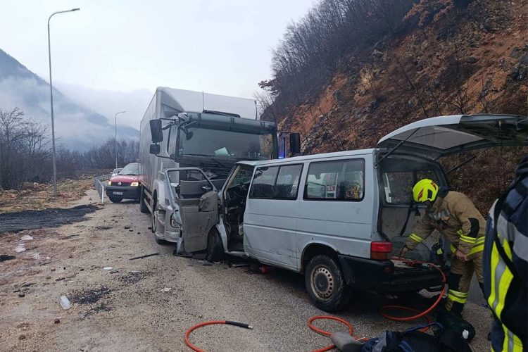 Jedna osoba poginula, osam povrijeđeno u sudaru kombija i kamiona kod Sarajeva