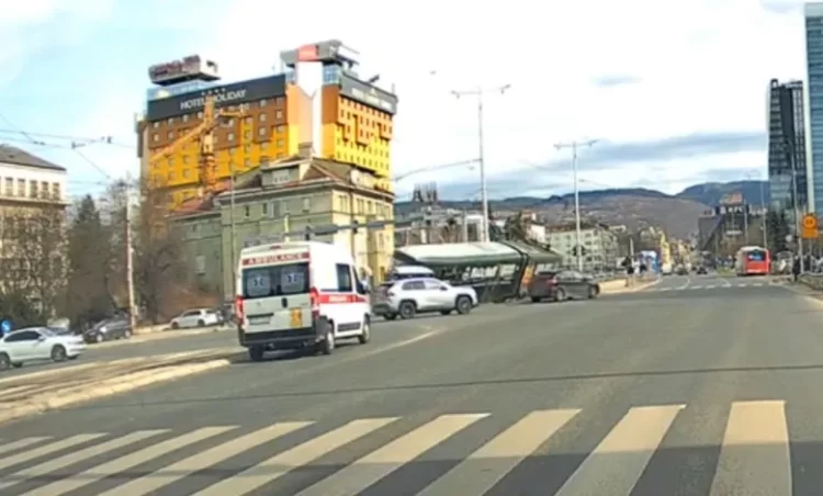 Kamera s auta snimila trenutak tramvajske nesreće u Sarajevu