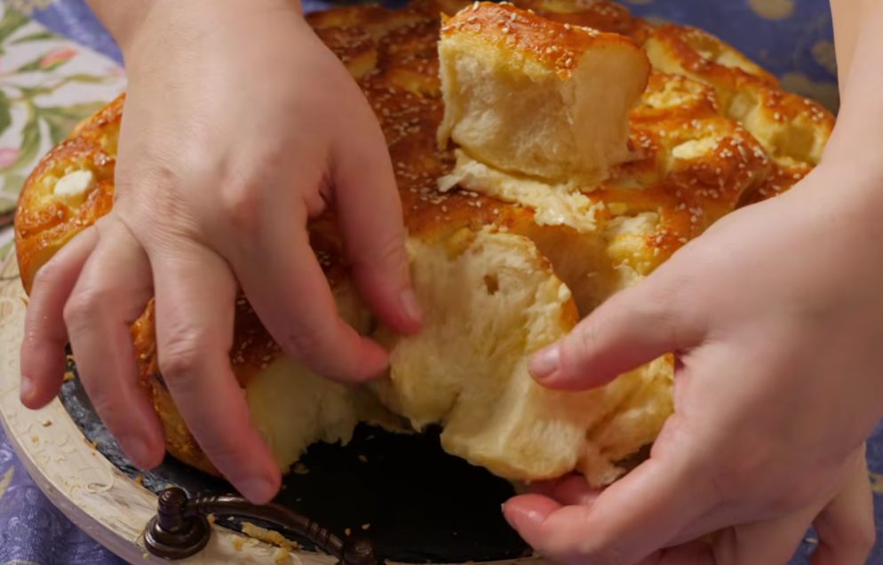 Pecivo koje se lista pod prstima i topi u ustima: Napravite rolovanu pogaču sa sirom Pecivo koje se lista pod prstima i topi u ustima: Napravite rolovanu pogaču sa sirom