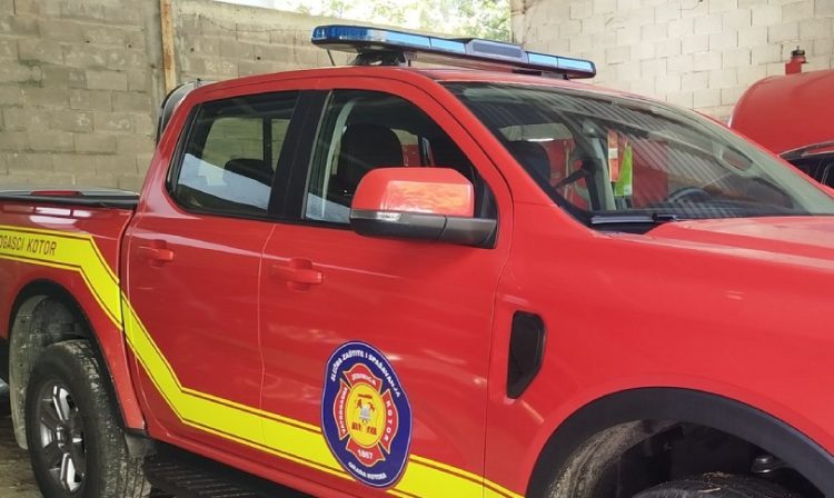 Požar u poslovnom prostoru u Mostaru, interveniralo devet vatrogasaca