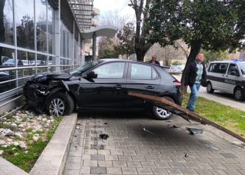 Prometna nezgoda u Čapljini: Automobil se zabio u zgradu Pošte