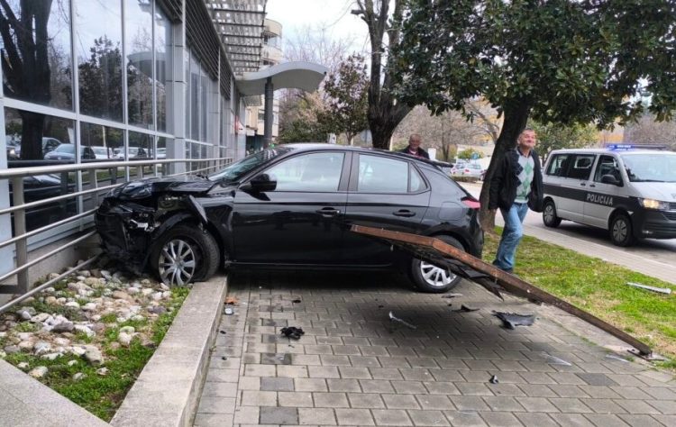 Prometna nezgoda u Čapljini: Automobil se zabio u zgradu Pošte