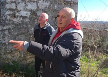 Dvojica prijatelja iz Ljubuškog svakodnevno putuju iz grada na selo hraniti koke