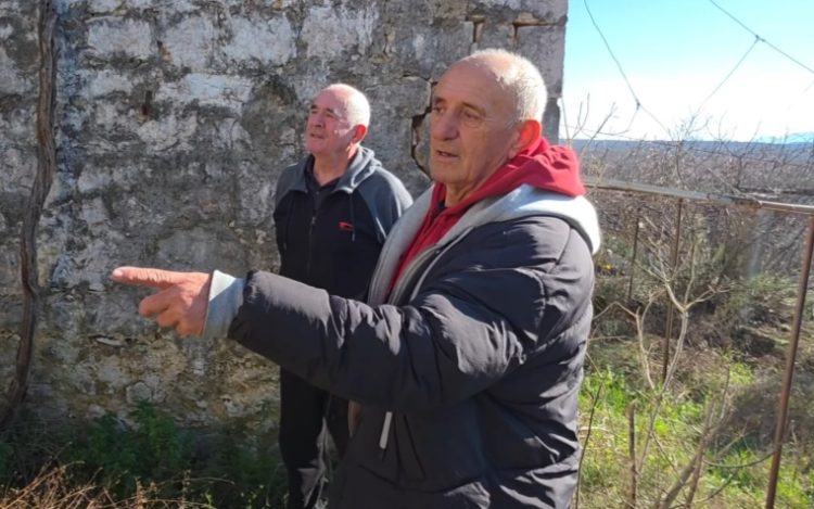Dvojica prijatelja iz Ljubuškog svakodnevno putuju iz grada na selo hraniti koke