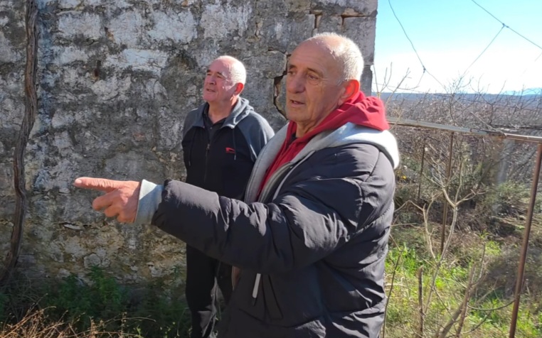 Dvojica prijatelja iz Ljubuškog svakodnevno putuju iz grada na selo hraniti koke