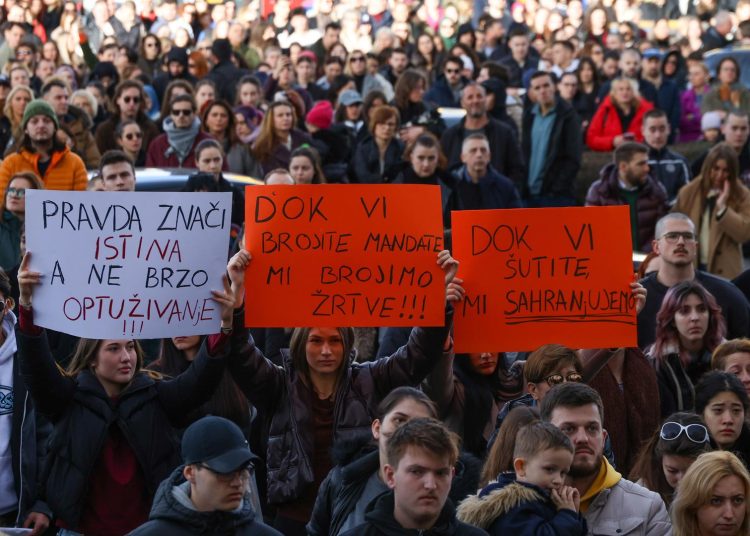 Sarajevo na nogama: Tisuće blokirale cestu nakon tragične tramvajske nesreće