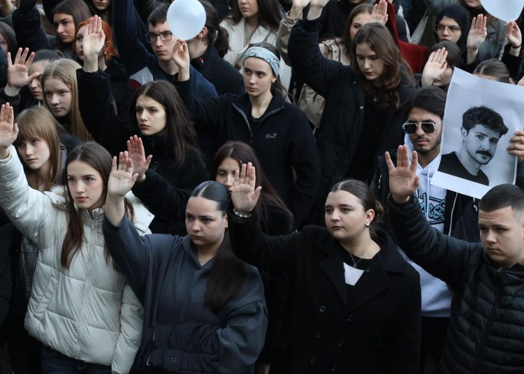 Sarajevo na nogama: Tisuće blokirale cestu nakon tragične tramvajske nesreće