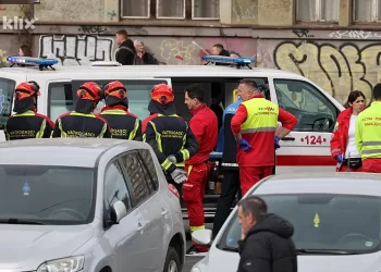 Jedna osoba poginula u iskakanju tramvaja u Sarajevu, maloljetnoj djevojci amputirana noga