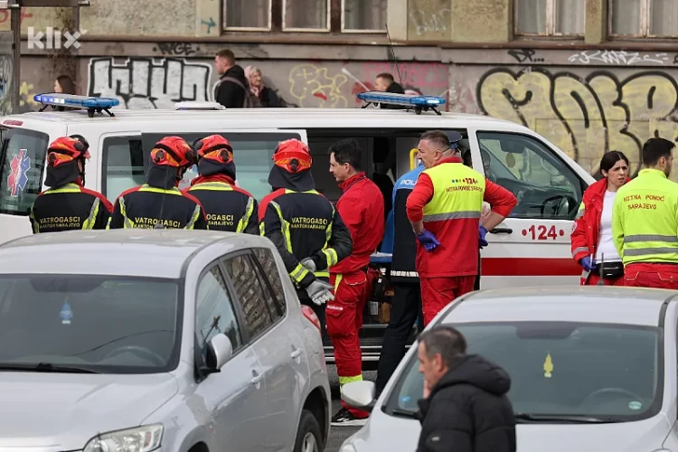 Jedna osoba poginula u iskakanju tramvaja u Sarajevu, maloljetnoj djevojci amputirana noga
