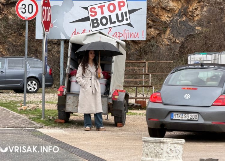 Prodavači ruža na ulicama Širokog Brijega, evo kolike su cijene