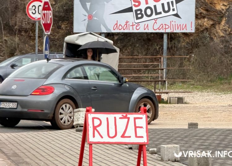 Prodavači ruža na ulicama Širokog Brijega, evo kolike su cijene