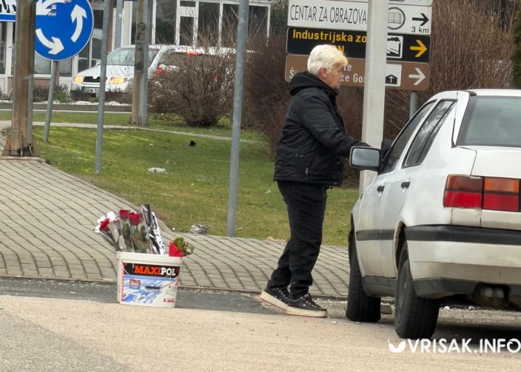 Prodavači ruža na ulicama Širokog Brijega, evo kolike su cijene