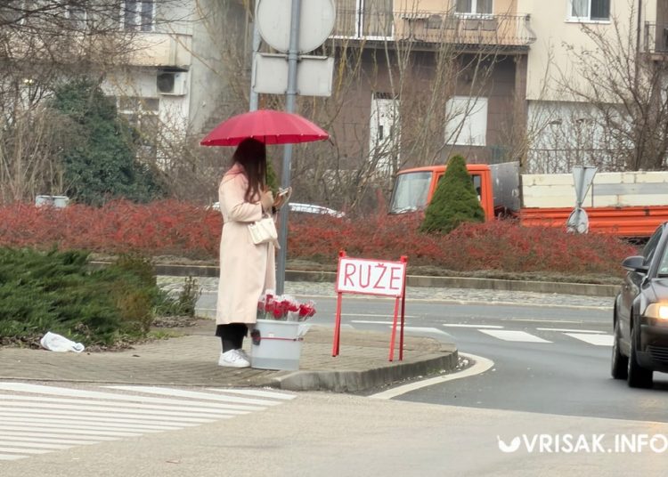 Prodavači ruža na ulicama Širokog Brijega, evo kolike su cijene