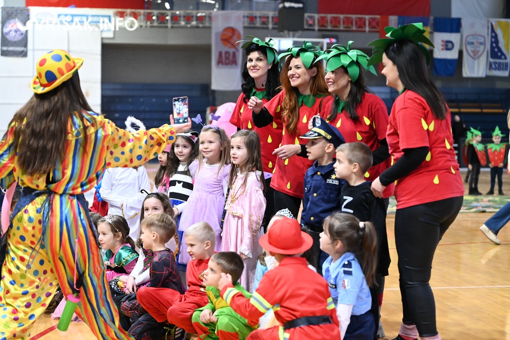 Široki Brijeg pretvoren u carstvo mašte: Pokladni dan oduševio mališane Široki Brijeg pretvoren u carstvo mašte: Pokladni dan oduševio mališane