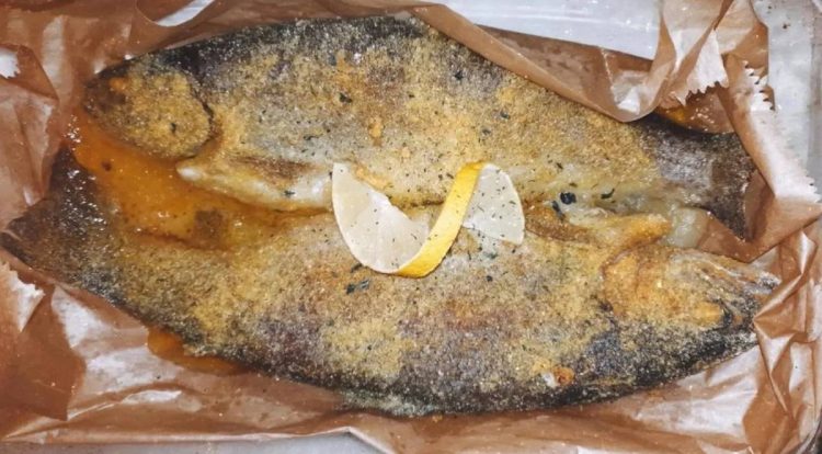 Hrskava pečena pastrva s češnjakom i začinskim biljem