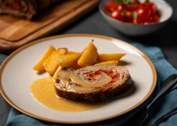 Teleća rolada punjena kajmakom, sirom i paprikom