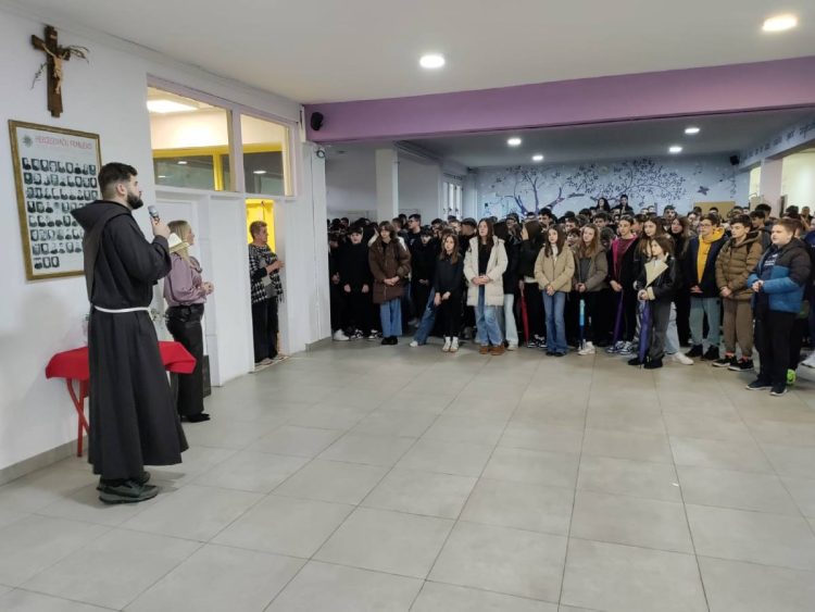 Širokobriješki učenici sudjelovali u molitvenom sjećanju na žrtve komunističkih zločina