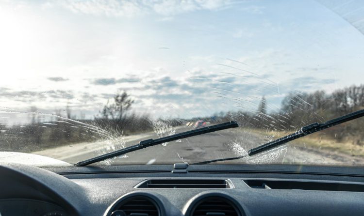 Brisači vam ostavljaju tragove na staklu? Evo što prvo napraviti prije kupnje novih