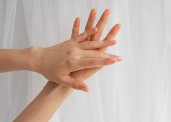 Stalno su vam hladne ruke i noge? Možda vam nedostaje ovaj vitamin