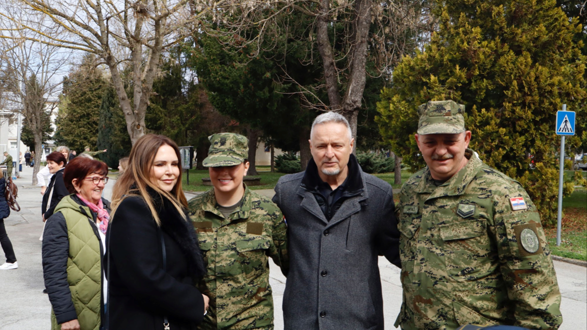 Thompsonova kći prisegnula na vojnom roku u Požegi