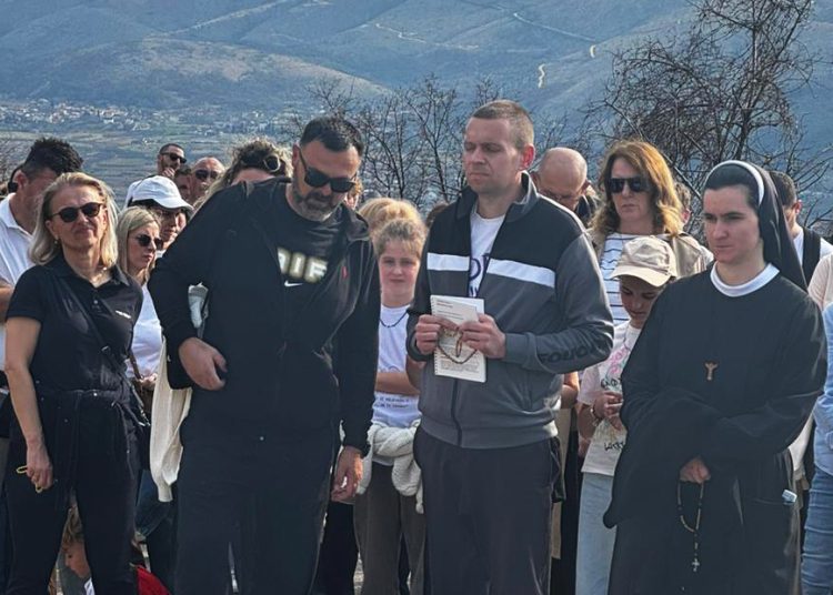 Mostar: Više od 300 vjernika sudjelovalo na Križnom putu za nerođene na Humu
