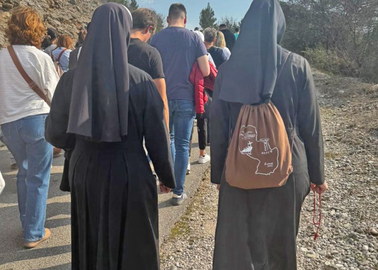 Mostar: Više od 300 vjernika sudjelovalo na Križnom putu za nerođene na Humu