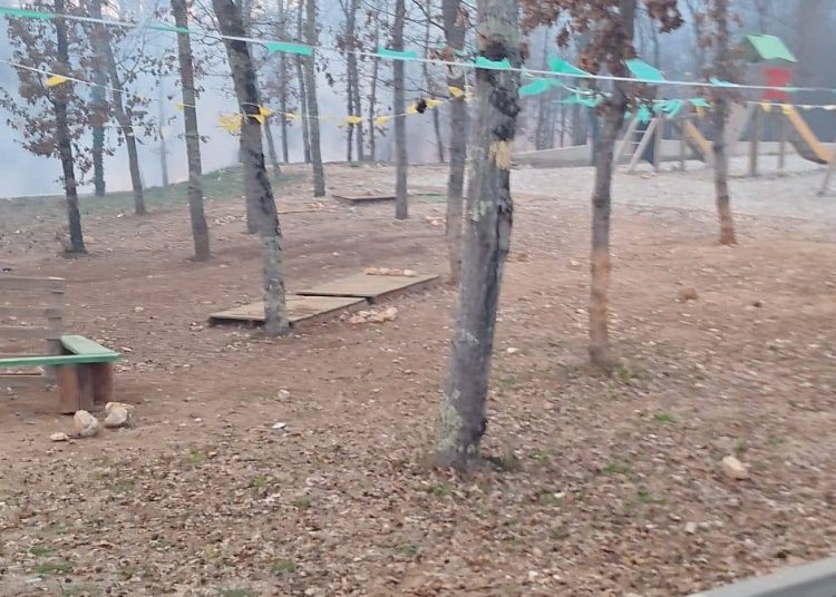Vatrogasci DVD-a Kočerin spriječili širenje požara u blizini vrtića na Privalju