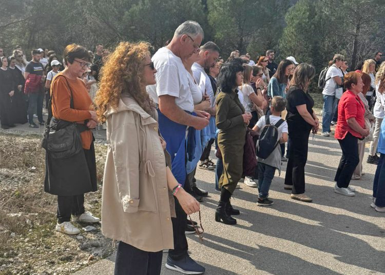 Mostar: Više od 300 vjernika sudjelovalo na Križnom putu za nerođene na Humu