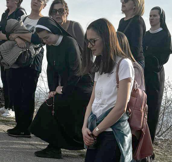 Mostar: Više od 300 vjernika sudjelovalo na Križnom putu za nerođene na Humu